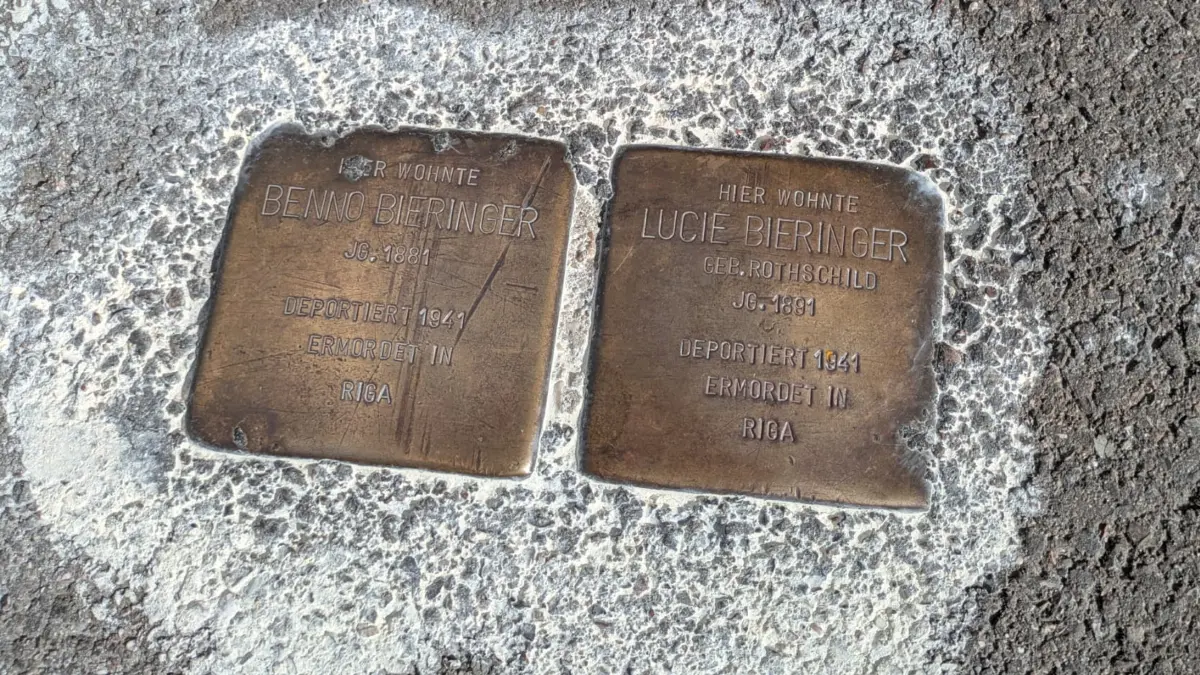 Besprühte und dann gereinigte Stolpersteine in der Arminstraße