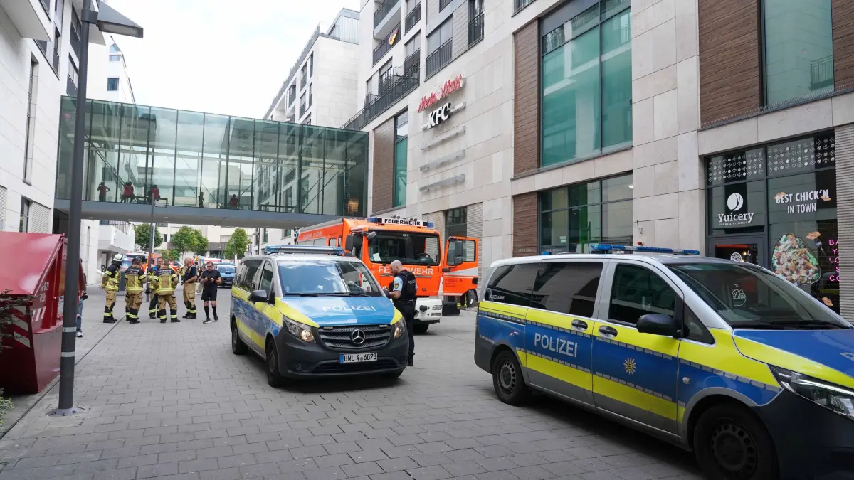 Stuttgart Tatort Milaneo Frau 47 mit dem Messer Schwer Verletzt kurz nach 10.00 Uhr um 12.50 Uhr der Taeter ist festgenommen worden. Zuvor Polizei und Feuerwehr Grosseinsatz. Foto Andreas Rosar Fotoagentur-Stuttgart 23.07.2026