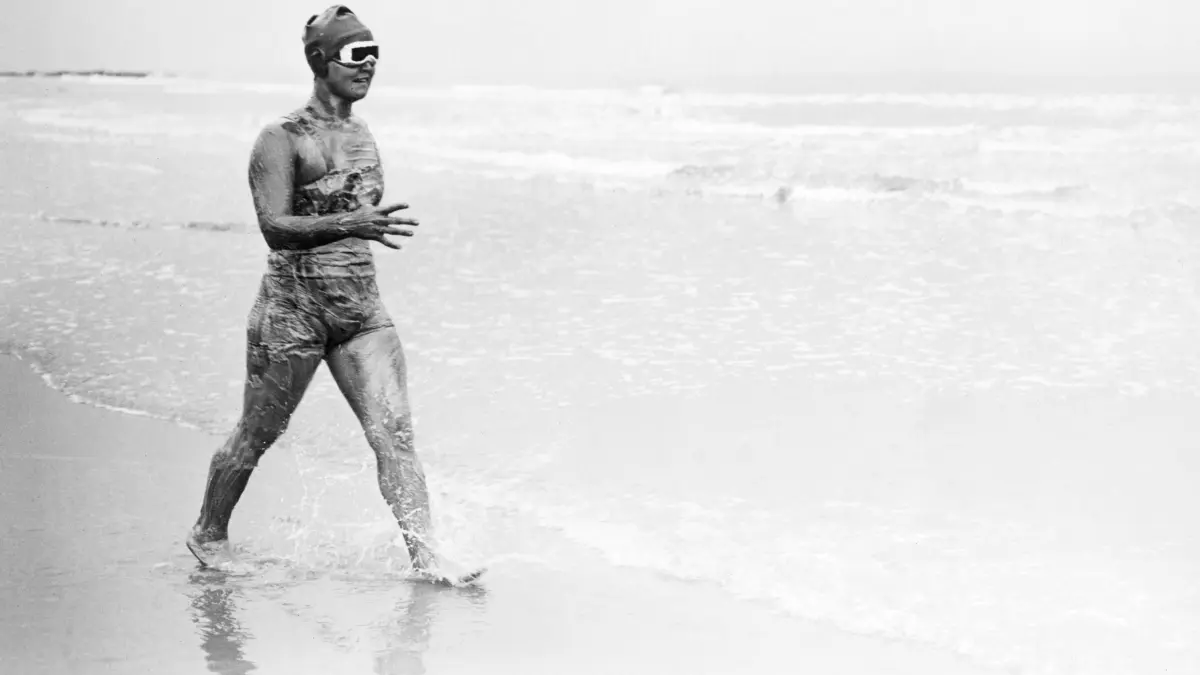 Orig. caption... Gertrude Ederle, youthful American swimming champion, leaving Cape Gris Nez on her attempt to be the first woman to swim across the English Channel. Photo shows Miss Ederly entering the water for the long grind, with her goggles to protect her eyes from the continued irritation of the salt water, one of the most painful handicaps the Channel swimmer has to overcome, and the heavy coat of grease over the entire body to help her to combat the intense cold of the Channel water. Orig. caption... GIRL SWIMS CHANNEL IN RECORD TIME. For the first time in history the English Channel has been swum by a girl Miss Gertrude Ederle, the 18 year old American athlete. Miss Ederle reached the English coast from France in 14 1/2 hours, two PUBLICATIONxNOTxINxDENxNORxSWExFIN Copyright: xXxXxXx CHANNEL SWIMMER