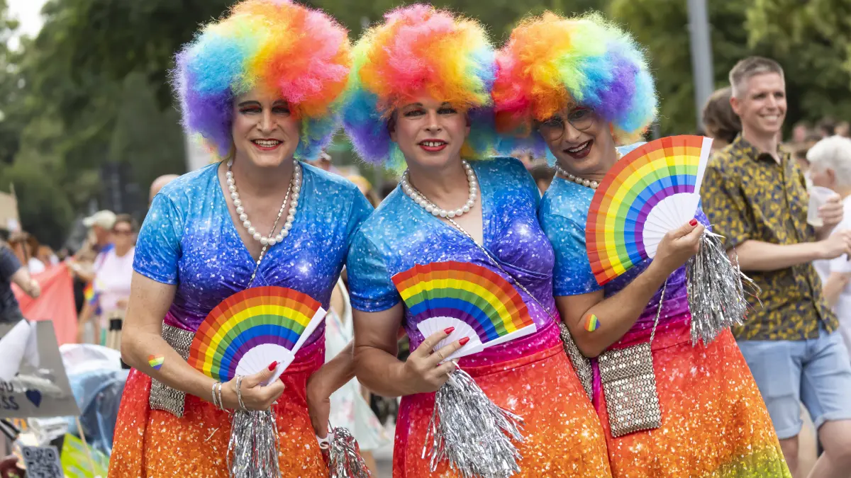 Christopher Street Day in Stuttgart 2024. Mit 150 Formationen erlebt die Landeshauptstadt die größte CSD-Demo aller Zeiten. Sie setzt ein Zeichen für Vielfalt, Respekt, Akzeptanz und Gleichberechtigung. Rund 300.000 Menschen verfolgten den Umzug vom Straßenrand. Diesjähriges Motto Vielfalt leben. Jetzt erst recht // 27.07.2024: Stuttgart, Baden-Württemberg, Deutschland *** Christopher Street Day in Stuttgart 2024 With 150 formations, the state capital experiences the largest CSD demonstration of all time It sets an example for diversity, respect, acceptance and equality Around 300,000 people followed the parade from the roadside This years motto Living diversity Now more than ever 27 07 2024 Stuttgart, Baden Württemberg, G