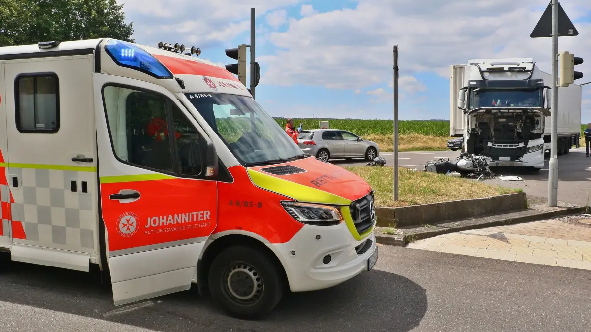 23.07.2026: Zu einem schweren Verkehrsunfall zwischen einem Motorrad und einem Sattelschlepper kam es am Donnerstagmittag auf der B295 bei Weilimdorf. Aus bisher unbekannter Ursache kollidierten im Kreuzungsbereich der B295 mit der Weissacher Straße ein in Richtung Ditzingen fahrendes Motorrad mit einem von der Autobahn her kommenden Sattelschlepper. Der Motorradfahrer wurde vom Rettungsdienst in ein Krankenhaus transportiert, zu den Verletzungen liegen keine Angaben vor. Durch den Unfall kam auf der Bundesstraße in Richtung Ditzingen zu erheblichen Behinderungen, Polizeibeamte regelten den Verkehr.
Foto: KS-Images.de/Andreas Rometsch