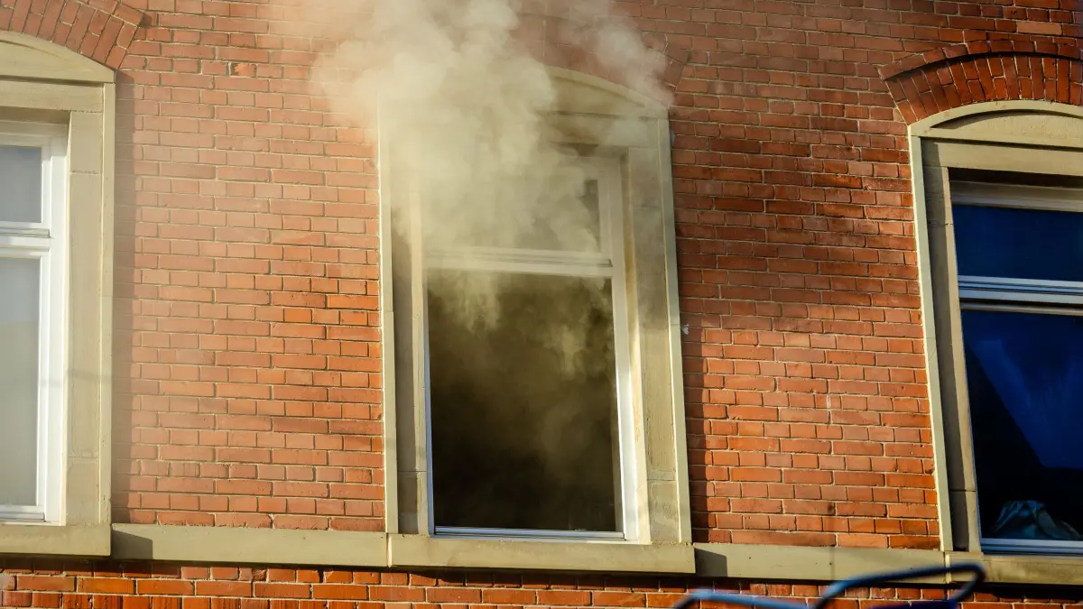 Bohnenviertelfest 2026 - Feuerwehreinsatz: 23.07.2026, Stuttgart: Einsatzkräfte der Feuerwehr bekämpfen im Bohnenviertel einen Brand in einem Haus, das auf dem Gelände des Bohnenviertelfestes steht. Foto: Lichtgut/Christoph Schmidt