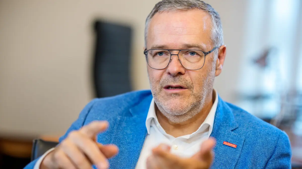Handwerkspräsident Dittrich: ARCHIV - 15.07.2025, Berlin: Jörg Dittrich, Präsident des Zentralverband des Deutschen Handwerks ZDH, aufgenommen bei einem Interview mit der dpa Deutsche Presse-Agentur GmbH. (zu dpa: «Handwerk drängt auf Abschaffung des «Sonntagsbackverbots»») Foto: Michael Kappeler/dpa +++ dpa-Bildfunk +++
