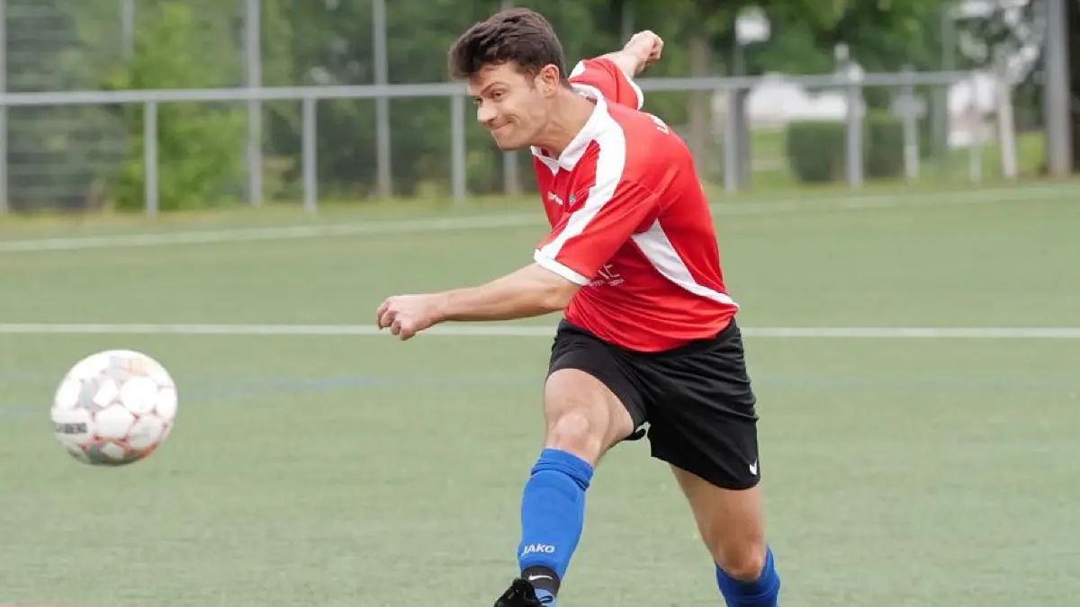 Fußball, Fussball, Kreisliga B3, Lawine Raichberg Ost Torschützenkönig Alberto D`Alleva Fotograf: Günter E. Bergmann - Photography Aufnahmedatum: 05.06.2025