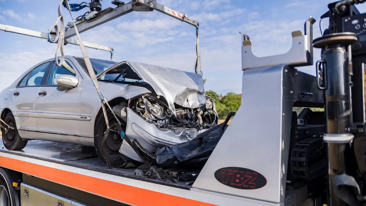 Zwei verletzte Personen und ein Sachschaden in Hoehe von insgesamt rund 30.000 Euro sind die Bilanz eines Verkehrsunfalls, der sich am Donnerstag (23.07.2026) gegen 06.50 Uhr auf der Landesstrasse 1138 zwischen Asperg und Markgroeningen ereignete.<br />
<br />
Eine 53 Jahre alte Mazda-Lenkerin fuhr in Richtung Markgroeningen. Als sie nach links in einen Feldweg abbiegen wollte, uebersah sie mutmasslich einen entgegenkommenden 19 Jahre alten Mercedes-Lenker. Nahezu frontal kollidierten daraufhin die beiden Pkw miteinander.<br />
<br />
Waehrend die 53-Jaehrige schwer verletzt wurde, erlitt der 19-Jaehrige den derzeitigen Erkenntnissen zufolge leichte Verletzungen. Beide wurden vom Rettungsdienst ins Krankenhaus gebracht.<br />
<br />
Sowohl der Mazda als auch der Mercedes waren nicht mehr fahrbereit und mussten abgeschleppt werden. Die Strecke war bis etwa 9.00 Uhr voll gesperrt.<br />
<br />
Neben Polizei und Rettungsdienst war auch die Feuerwehr im Einsatz.