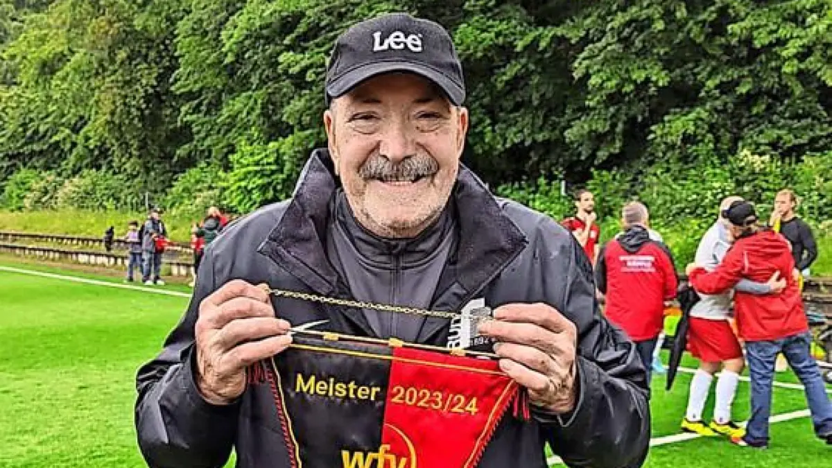 Mit dem Meisterwimpel in der Hand freut sich Betreuer Heiko Paul über den Aufstieg seines TB Ruit in die Kreisliga A.
