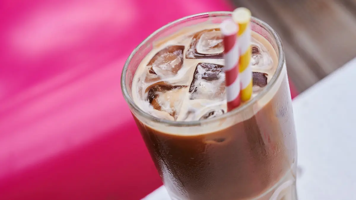 Eiswürfel sind in einem Glas Eiskaffee zu sehen: ARCHIV - Viel Versprechen, wenig Substanz: Viele High-Protein-Eiskaffees enthalten deutlich weniger Eiweiß, als die Verpackung suggeriert. Foto: Annette Riedl/dpa-mag - Honorarfrei nur für Bezieher des Dienstes dpa-Magazin +++ dpa-Magazin +++