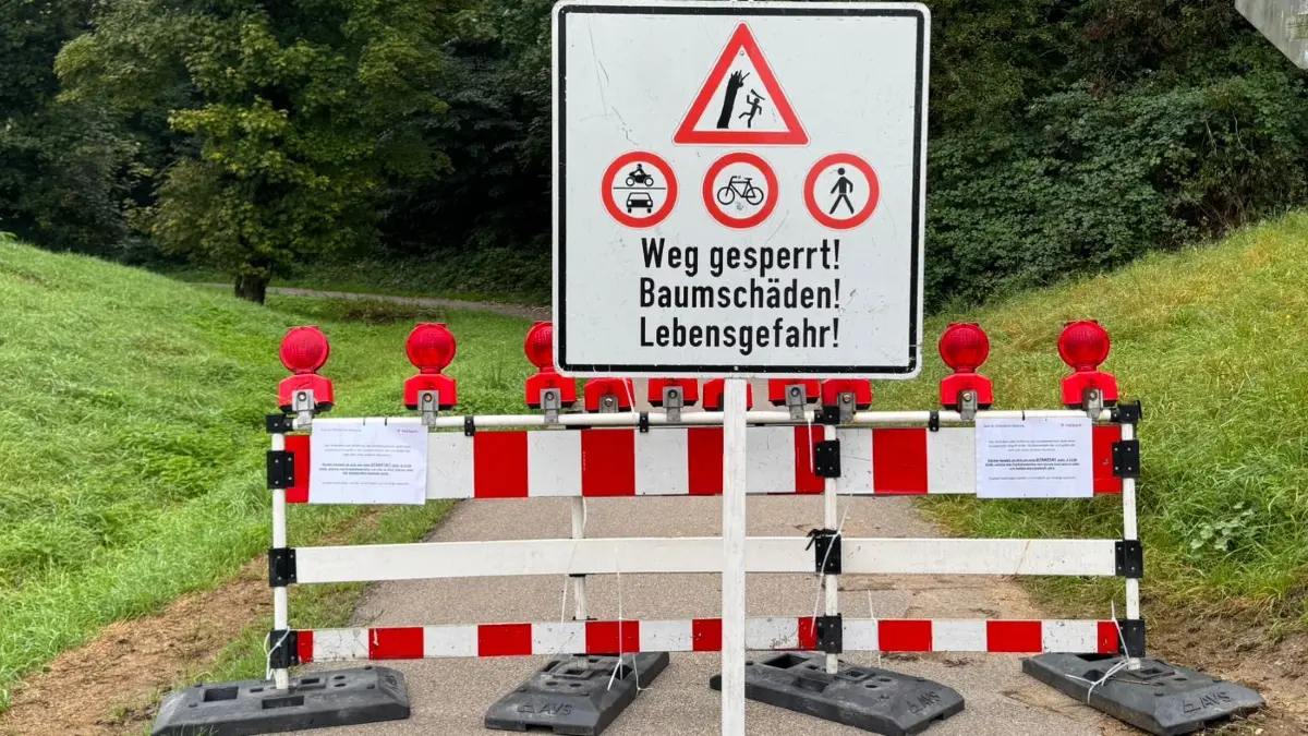 "Baumnschäden, Lebensgefahr": Die Absperrung am Neckarradweg, hier nahe der Grenze zwischen Fellbach-Oeffingen und Stuttgart-Hofen.