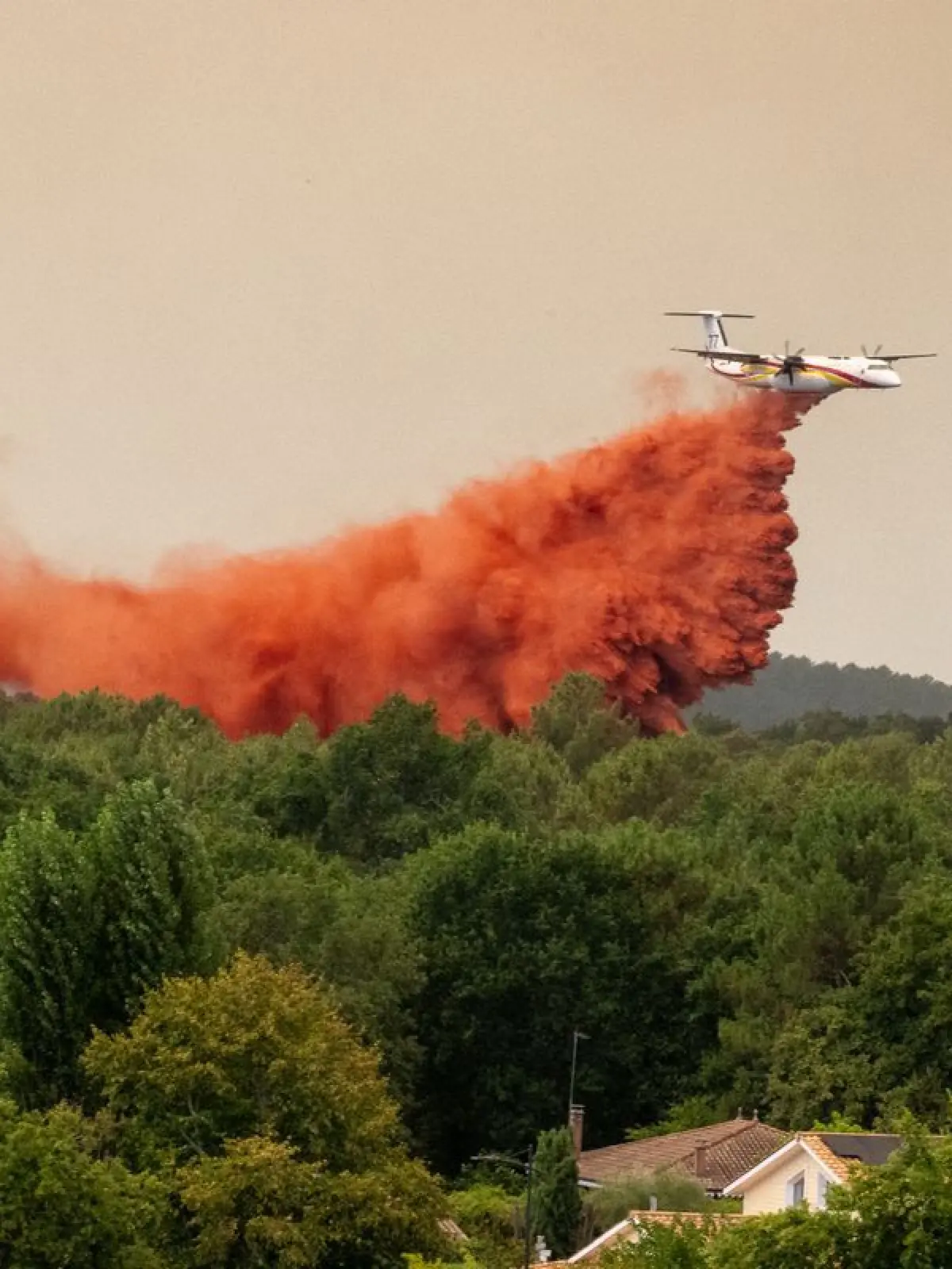 Ein Löschflugzeug wirft bei der Bekämpfung von Waldbränden in der Region Lège-Cap-Ferret im Westen Frankreichs Brandhemmnis ab.