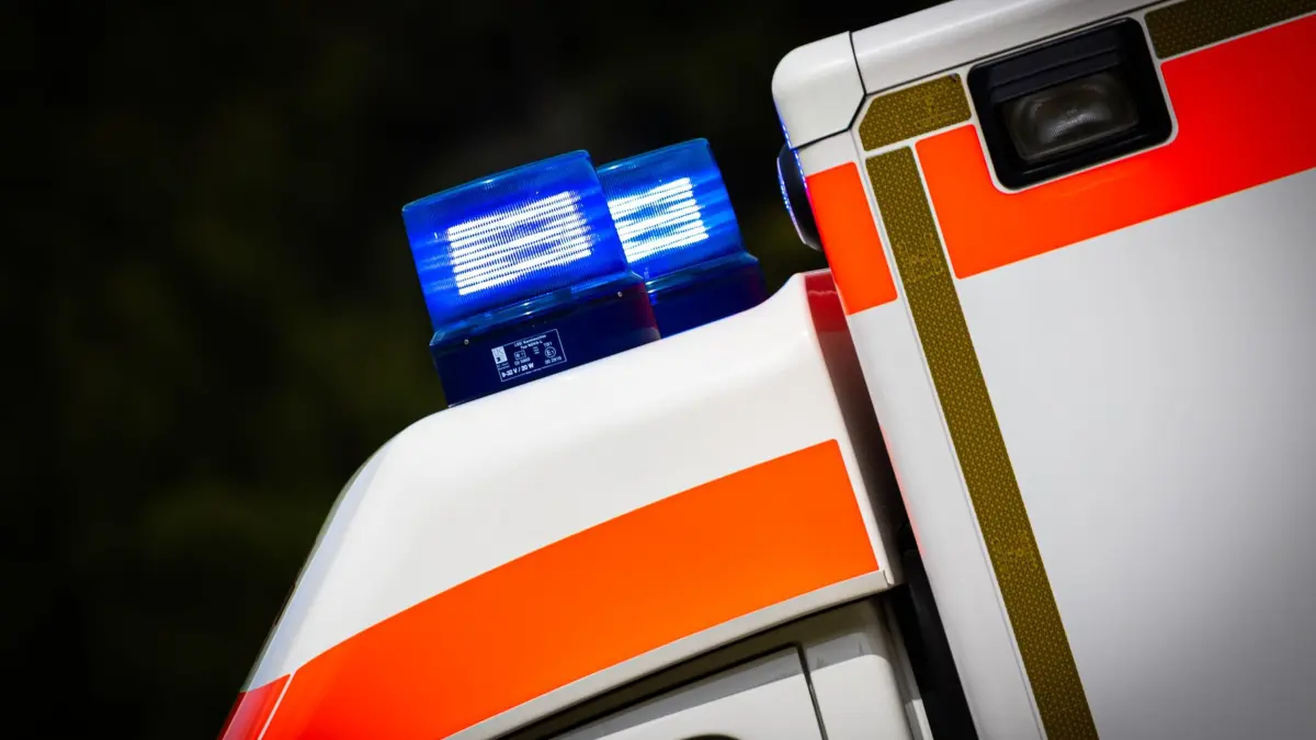Blaulicht: ARCHIV - 25.04.2024, Niedersachsen, Nienburg (Weser): Eingeschaltetes Blaulicht an einem Rettungswagen. (zu dpa: «Kletterer stürzt mehrere Meter in die Tiefe») Foto: Moritz Frankenberg/dpa +++ dpa-Bildfunk +++