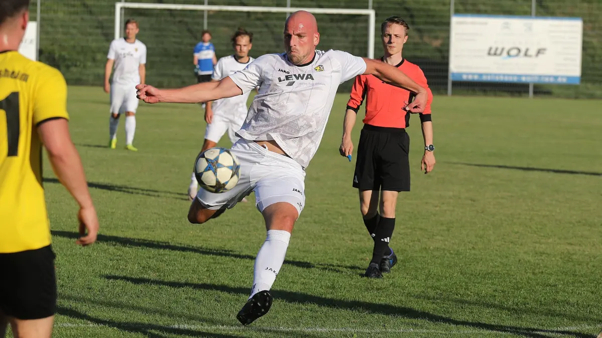 Patrik Hofmann (li.), Fußball, SV Leonberg/Eltingen