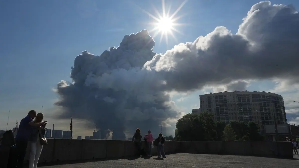 Ukraine-Krieg - Drohnenangriff auf St. Petersburg: 24.07.2026, Russland, St. Petersburg: Nach ukrainischen Drohnenangriffen auf Lagerhäuser des russischen Online-Händlers Wildberries steigt Rauch in den Himmel auf. Foto: Uncredited/AP/dpa +++ dpa-Bildfunk +++