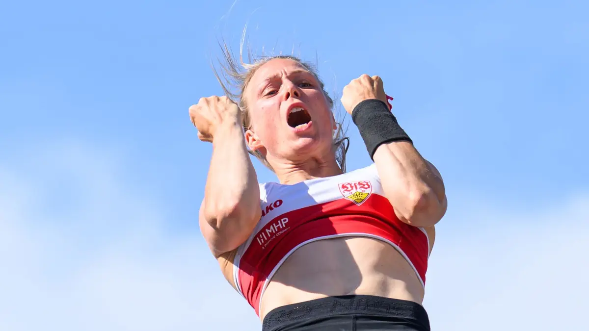 Die Finals in Hannover: 24.07.2026, Niedersachsen, Hannover: Beachvolleyball: Deutsche Meisterschaft, Frauen, Halbfinale, Die Finals 2026, Opernplatz, Anjuli Knäsche vom VfB Stuttgart 1893 jubelt nach einem gültigen Sprung über die Latte. Foto: Robert Michael/dpa +++ dpa-Bildfunk +++