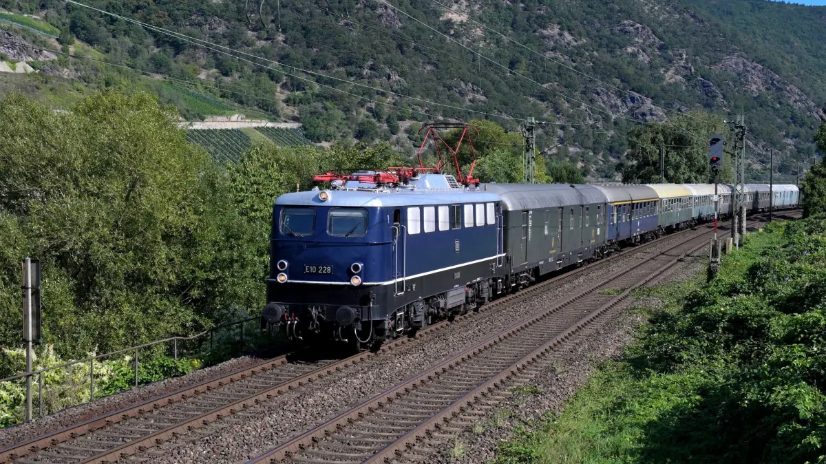 Den Zug aus Wagen der 1960er-Jahre bestehenden Zuges zieht die in Elektrolok 110 228 aus dem Jahr 1961. Sonderfahrt Rhein in Flammen DBK Historische Bahn e.V.