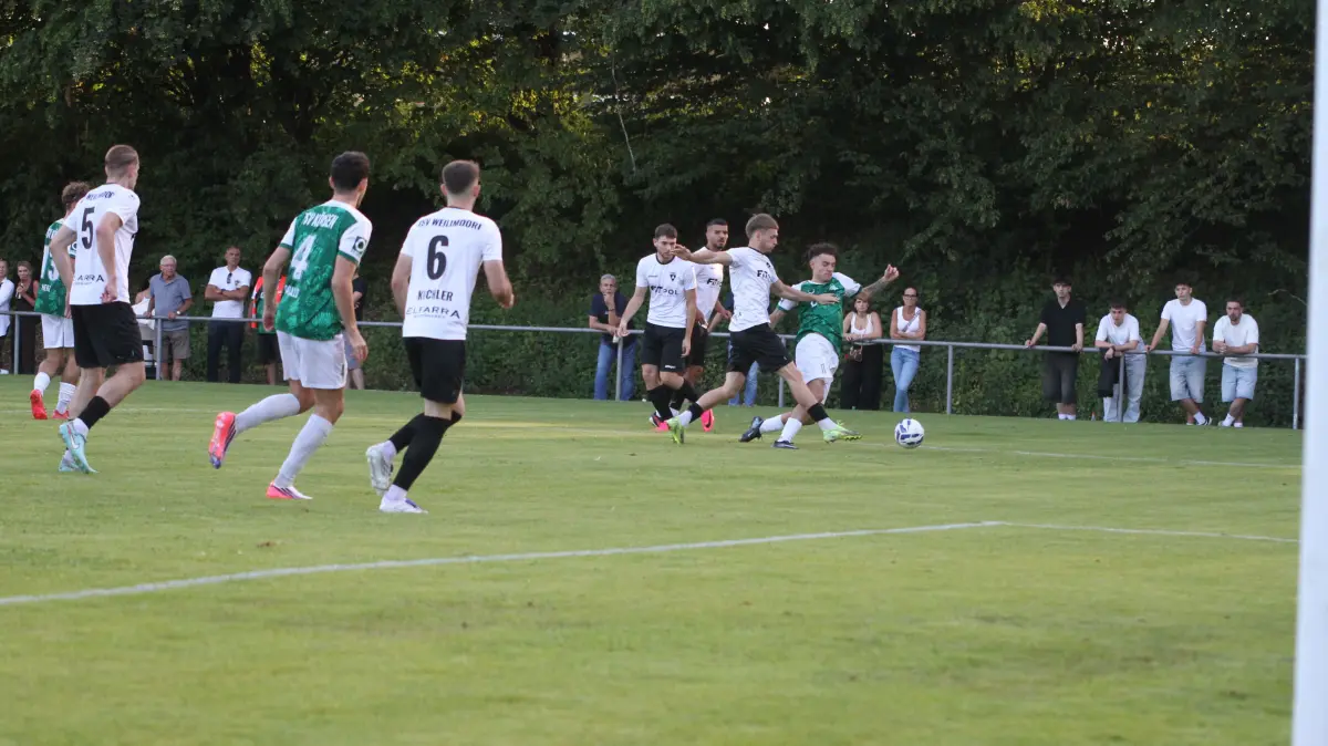 Der quirlige Kögener Kicker Sergio Portale setzt sich im Strafraum durch, wird gefoult und bekommt einen Foulelfmeter zugesprochen.
