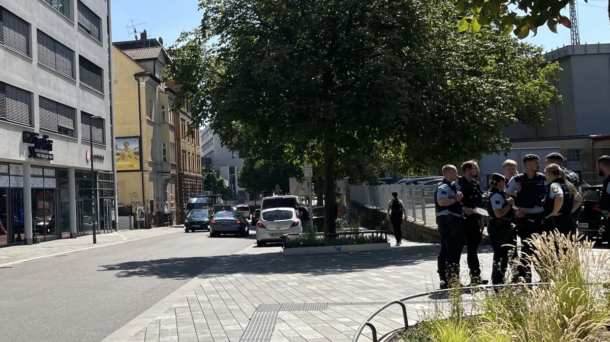 Einsatzkräfte der Polizei suchten am Freitagvormittag die Umgebung rund um die Döner-Filiale ab.