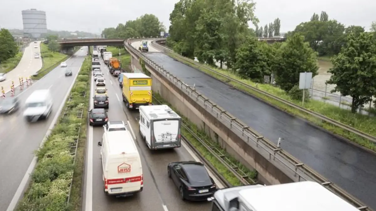 Schon im Mai 2024 gab es Sanierungsarbeiten auf der B 10 beim Dreieck Neckarpark.