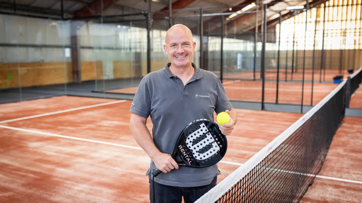 Ball Bude in Stammheim: Stuttgart, Baden-Württemberg, 24.07.2026:
Aus der Paintball-Halle in Stuttgart-Stammheim wird eine Padelhalle, welche unter dem Namen Ball Bude den Betrieb aufnimmt.
Im Bild: Tobias Feldermann, einer der Betreiber
Notiz: No model release. Kein Einverständnis für Werbung, keine Weitergabe an Dritte.