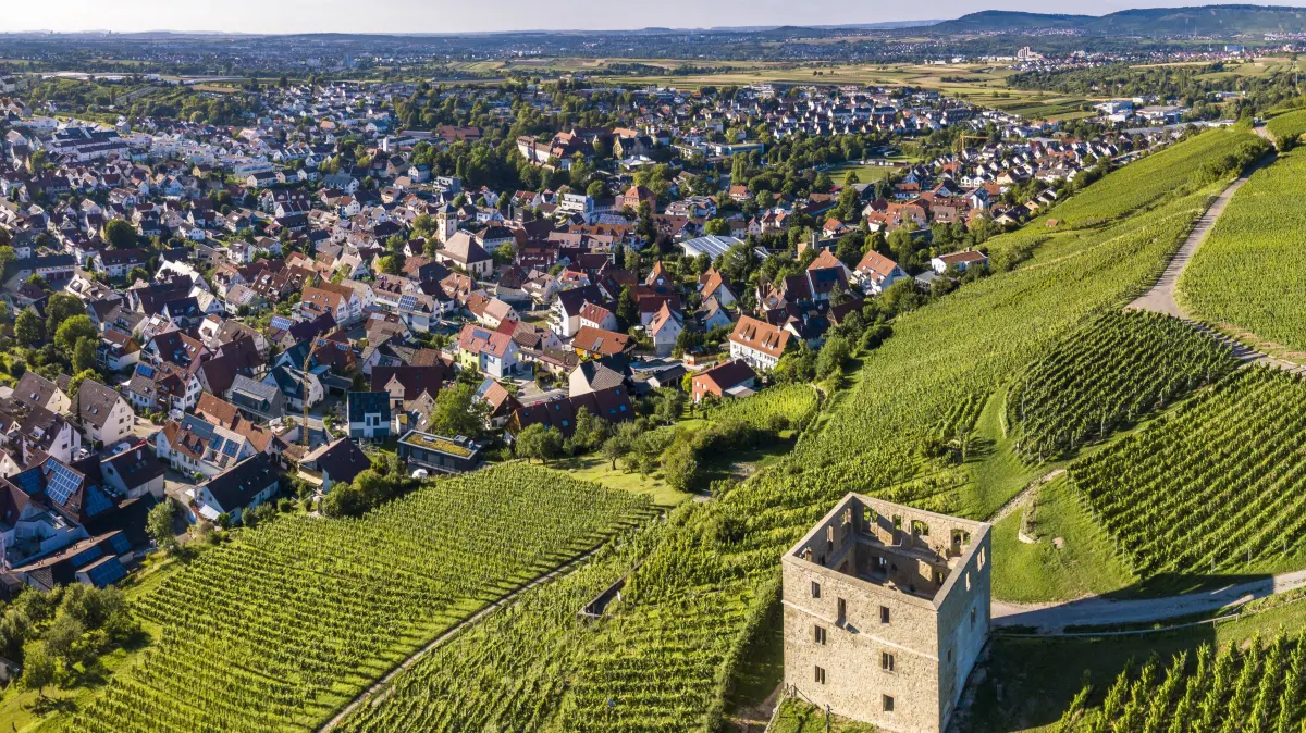 Kernen (hier der Blick auf den Ortsteil Stetten mit der markanten Yburg) ist mit 13,10 Euro im Durchschnitt pro Quadratmeter das zweitteuerste Pflaster bei den Mieten im Rems-Murr-Kreis - nur ein Nachbarort ist noch teurer.