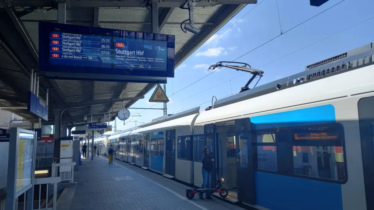 Bahnhof Schorndorf S2 fährt wegen der Stammstreckensperrung nur bis zum Stuttgarter Hauptbahnhof oben.