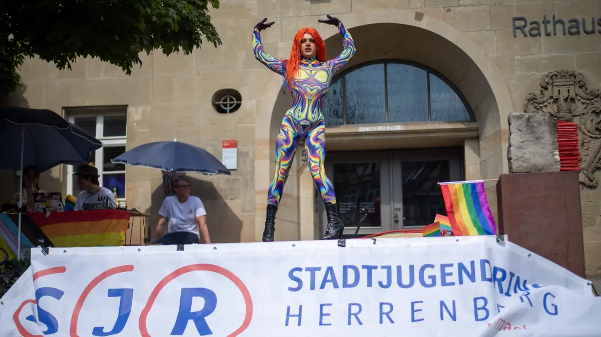 Dragqueen tritt vor dem Rathaus auf dem Marktplatz auf Buehne des SJR Stadtjugendring Herrenberg auf, BBKZ, Christopher Street Day in Herrenberg, Parade vom Bahnhof zum Marktplatz, 10.06.2023
Foto: Eibner-Pressefoto/Michael Memmler