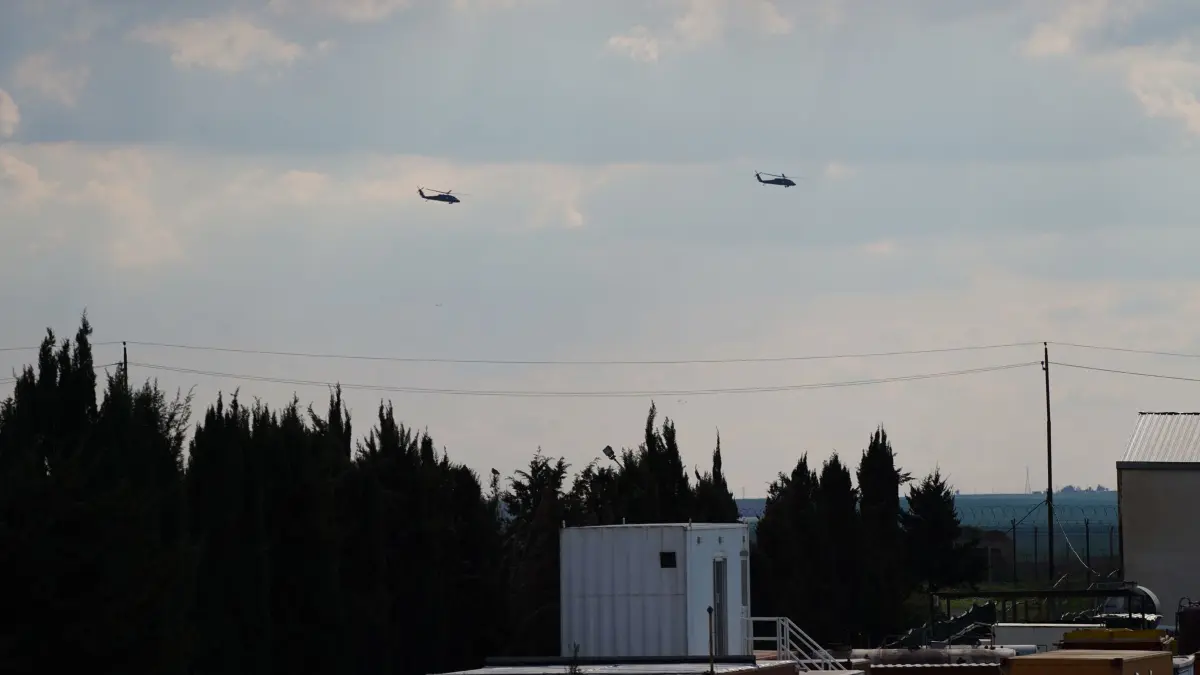 US-Militärhubschrauber über Flughafen Erbil: ARCHIV - 01.03.2026, Irak, Erbil: Zwei US-Militärhubschrauber überfliegen den internationalen Flughafen von Erbil. (zu dpa: «Kreise: Drohnen über Erbil abgeschossen») Foto: Ismael Adnan/dpa +++ dpa-Bildfunk +++