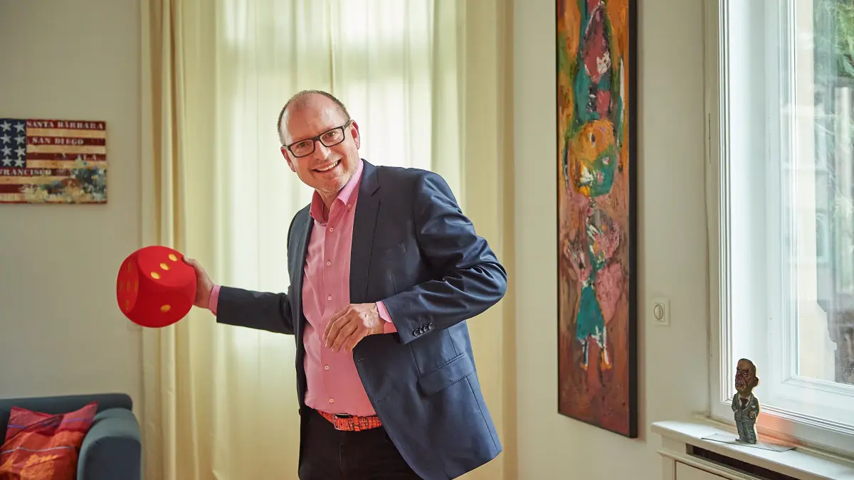 Mathematik Prof. Christian Hesse in seiner Wohnung, Mannheim, Deutschland, 28.04.2022