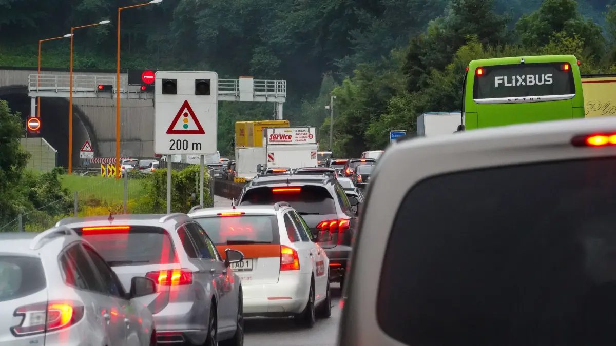 Stau, Tauern Autobahn, Reiseverkehr, Süden, Urlaubszeit, Sommerferien, Verkehrschaos, Tunnel, Flixbus, Wartezeit, Geduld, Verkehrssituation, Rückstau, Stop-and-Go, Baustelle, Umleitung, Österreich, Deutschland, Grenzverkehr, Ausweichrouten, ADAC, Stauwarnung, Verkehrsinfo, Verkehrsnachrichten, A10, Tauerntunnel, Urlauber, lange Autoschlangen, stockender Verkehr, Sommerurlaub, Reisezeit, Autofahrer, Verkehrsprognose *** Traffic jam, Tauern Autobahn, travel traffic, south, vacation time, summer vacations, traffic chaos, tunnel, Flixbus, waiting time, patience, traffic situation, backlog, stop and go, construction site, detour, Austria, Germany, border traffic, alternative routes, ADAC, traffic jam warning, traffic info, traffic news, A Copyright: xJoeranxSteinsiekx