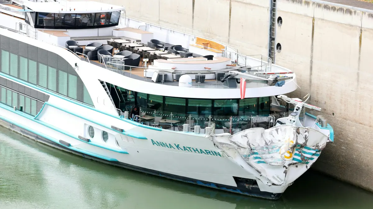 Ein Flusskreuzfahrtschiff, die „MS Anna Katharina“, mit etwa 200 Personen an Bord ist bei der Schleuse Freudenau in Wien gegen die Kaimauer sowie ein Schleusentor geprallt. Dabei wurden 14 Personen leicht verletzt. (zu dpa: «Kreuzfahrtschiff rammt bei Wien eine Kaimauer - Verletzte»)