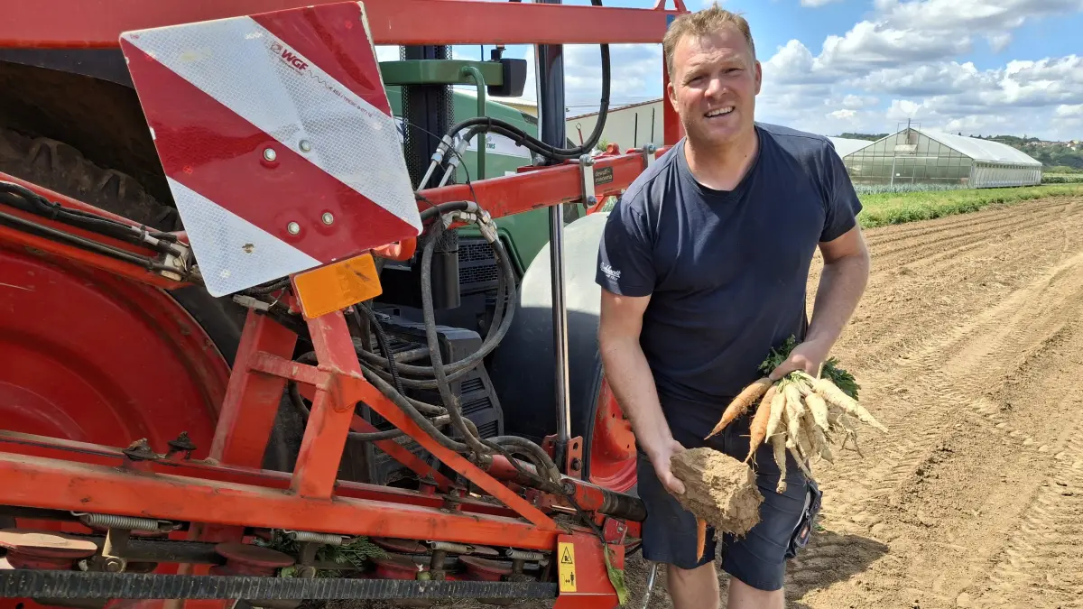 Gemüseanbau in der großen Hitze: Landwirt Thomas Raff vom Bärenhof Filderstadt zeigt das Gemüse, das in der Hitze schlechter wächst, und die viel zu trockene Erde.