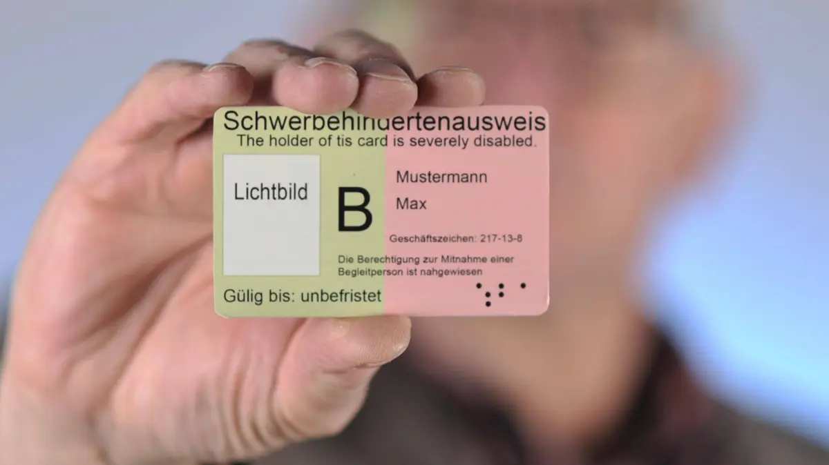 Ein grünes oder grün-oranges Scheckkärtchen: So sieht ein Schwerbehindertenausweis in Deutschland aus. Mit ihm kann man nachweisen, dass man eine amtlich festgestellte schwere Einschränkung aufgrund einer Behinderung hat.