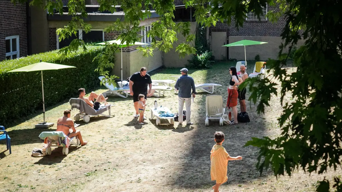 Das Heslacher Hallenbad mit der erstmals in diesem Sommer geöffneten Liegewiese: Das Heslacher Hallenbad mit der erstmals in diesem Sommer geöffneten Liegewiese