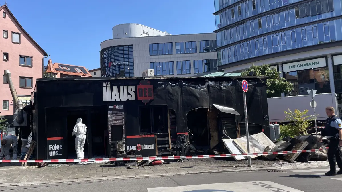 Nach dem Brand in der Filiale von Haus des Döners in Bad Cannstatt geht die Polizei von Brandstiftung aus. Am Freitagvormittag war die Spurensicherung vor Ort.