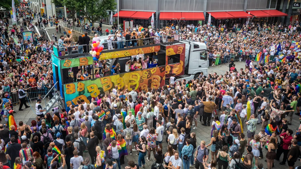 Zahlreiche Menschen kommen jedes Jahr zum CSD in Stuttgar (Bild aus dem Jahr 2023).