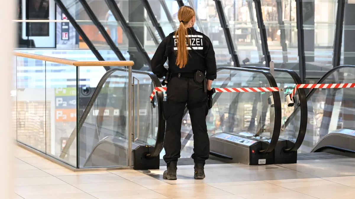 Verdächtiger festgenommen: Messerangriff im Milaneo - Frau schwer verletzt und angezündet: Mann attackiert Frau in Stuttgarter Einkaufszentrum offenbar mit, In einem Stuttgarter Einkaufszentrum ist eine 47-jährige Frau nach Polizeiangaben mit einem Messer angegriffen und anschließend angezündet worden. Die Frau erlitt lebensgefährliche Verletzungen. Der tatverdächtige 54-Jährige soll mit dem Opfer in einer Beziehung gestanden haben. Stuttgart Baden-Württemberg Deutschland Stuttgart *** Man Apparently Attacks Woman in Stuttgart Shopping Center with, According to police, a 47-year-old woman was attacked with a knife and then set on fire at a Stuttgart shopping center. The woman suffered life-threatening injuries. The 54-year-old suspect is said to have been in a relationship with the victim. Stuttgart, Baden-Württemberg, Ger Copyright: x xonw-imagesx/x-x