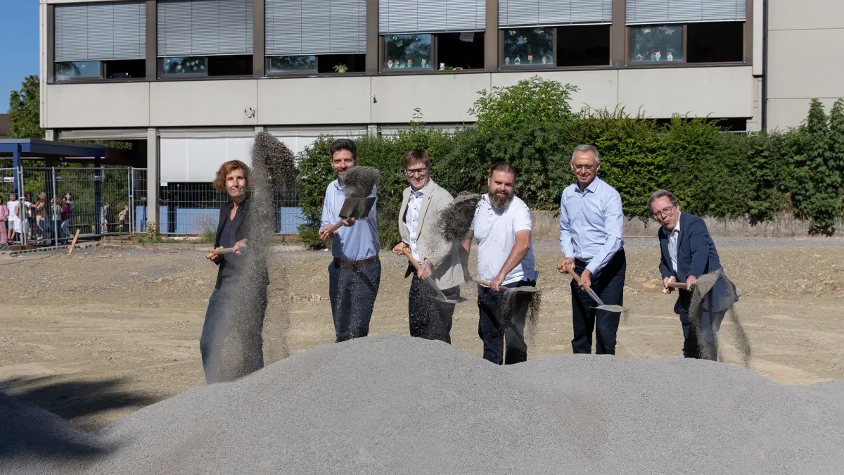 Spatenstich für den Erweiterungsbau der GMS Maichingen (v.l.n.r.: Bürgermeisterin Dr. Corinna Clemens, kommissarischer Schulleiter Herr Dürr, Oberbürgermeister Markus Kleemann, Benjamin Heller von KTL Architekten Rottweil, Erster Bürgermeister Christian Gangl, Ortsvorsteher Wolfgang Stierle) (Stadt Sindelfingen)