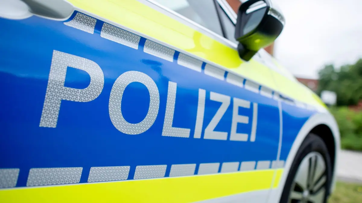 Polizei: ARCHIV - 11.06.2020, Niedersachsen, Nienburg: Ein Einsatzfahrzeug der Polizei. (zu dpa: «Schüsse gemeldet: Polizei ermittelt gegen 54-Jährigen») Foto: Hauke-Christian Dittrich/dpa +++ dpa-Bildfunk +++