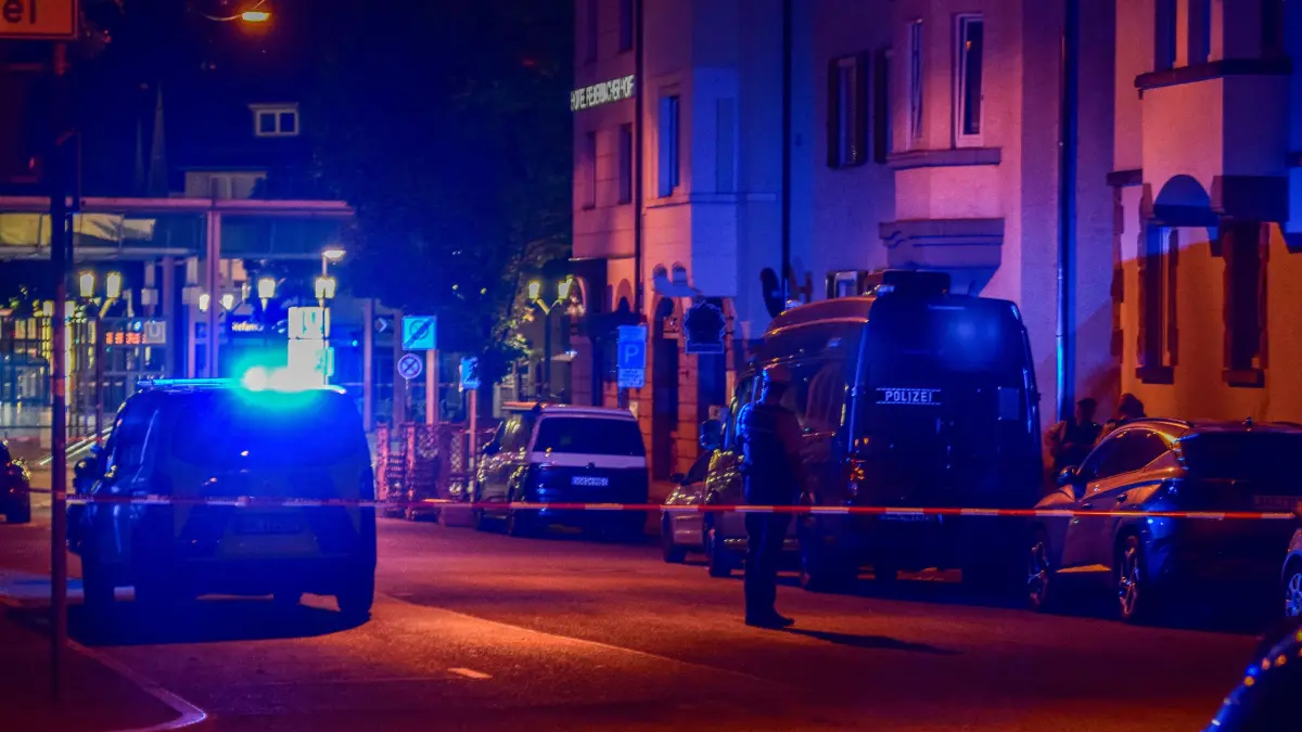 Am Freitagabend kam es im Bereich des Wilhelm-Geiger-Platzes in Stuttgart-Feuerbach zu einem groesseren Polizeieinsatz. Ausloeser war ein herrenloser Koffer, der nach ersten Erkenntnissen am Abgang zur U-Bahn entdeckt worden war.<br />
<br />
Die Polizei sperrte den Bereich um den Fundort vorsorglich weitraeumig ab und forderte Spezialisten des Landeskriminalamts (LKA) Baden-Wuerttemberg an. Aufgrund zahlreicher Schaulustiger wurde der Sperrbereich im weiteren Verlauf auf den gesamten Wilhelm-Geiger-Platz sowie Teile der Grazer Strasse und der Wiener Strasse ausgeweitet.<br />
<br />
Nach einer eingehenden Untersuchung oeffneten die Experten des LKA den Koffer. Dabei stellte sich heraus, dass sich keinerlei Gegenstaende im Inneren befanden und somit keine Gefahr bestand.<br />
<br />
Die Sperrmassnahmen konnten daraufhin umgehend aufgehoben werden. Die Polizei hat die weiteren Ermittlungen zur Herkunft des Koffers uebernommen.