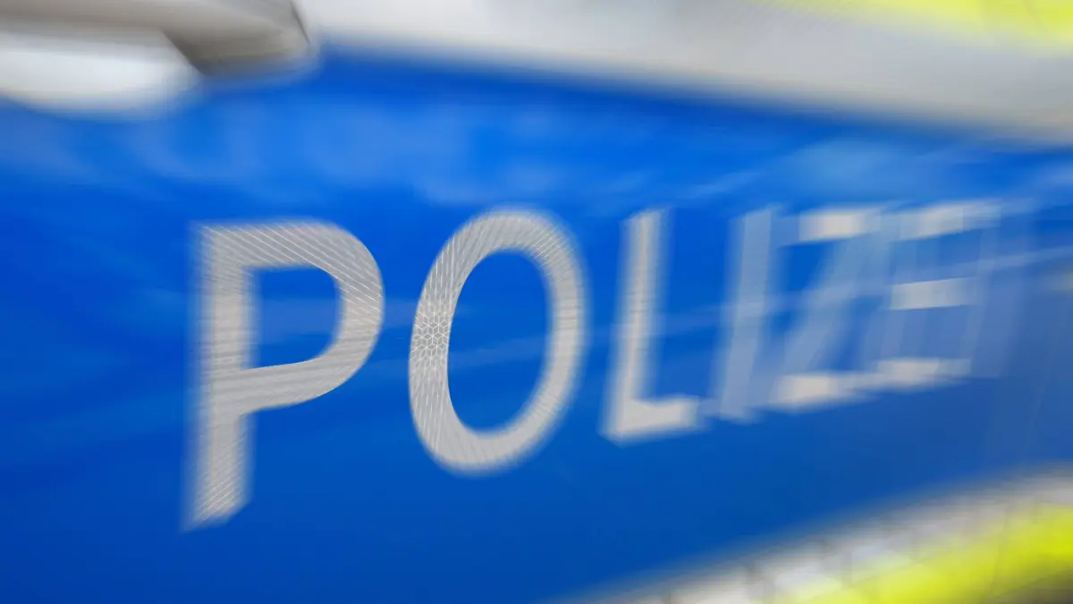 Ein Polizeiauto mit Aufschrift Polizei Ein Polizeiauto mit Aufschrift Polizei als Symbolbild für Schutz und Sicherheit durch die Polizei - FOTOMONTAGE - NUR FÜR REDAKTIONELLE VERWENDUNG - *** A police car with the word Polizei on it. A police car with the word Polizei on it, serving as a symbolic image of the protection and safety provided by the police. PHOTO MONTAGE FOR EDITORIAL USE ONLY