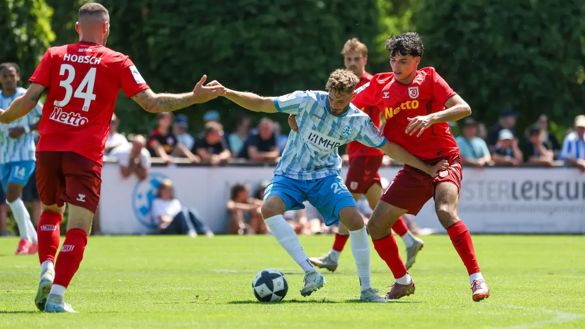 BAU // 2026.07.25, Deutschland, Stuttgart, Fußball SV Stuttgarter Kickers vs. SSV Jahn Regensburg, Luca Trslic (Kickers, Mitte), Marco Wörner (Regensburg)