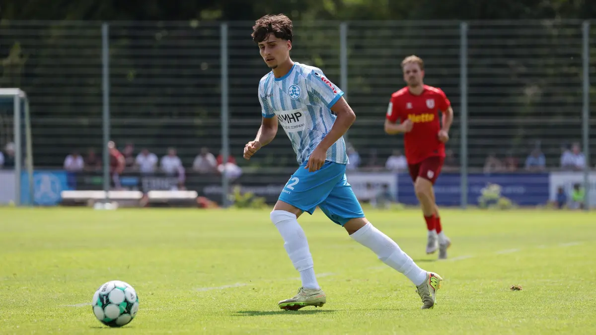 Fußball SV Stuttgarter Kickers vs. SSV Jahn Regensburg: BAU // 2026.07.25, Deutschland, Stuttgart, Fußball SV Stuttgarter Kickers vs. SSV Jahn Regensburg, Leandro Mendes Rangel (Kickers)