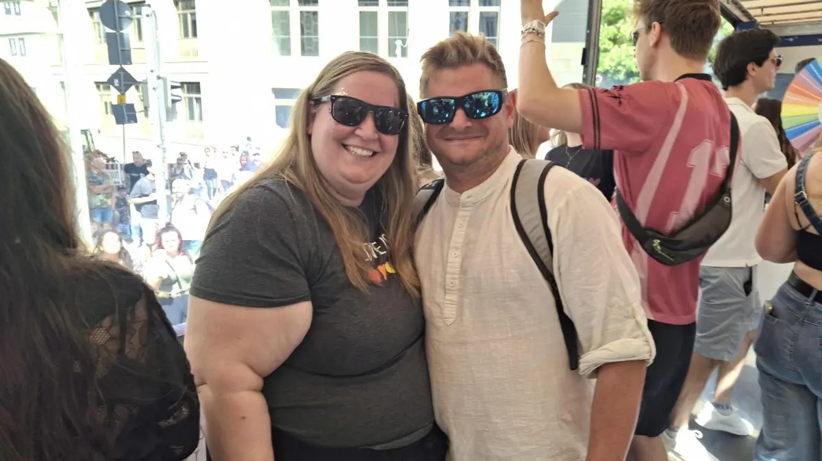 Unsere Gewinner Karina und Manuel genießen die Demo auf unserem Wagen.