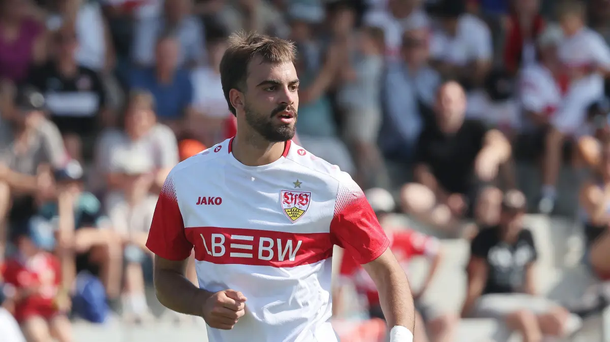 Fußball FSV Hollenbach vs. VfB Stuttgart: BAU // 25.07.2026, Deutschland, Hollenbach, Fußball Bundesliga, Saison 2026/2027, Testspiel, Freundschaftsspiel,
„JAKO-Testspiel“, FSV Hollenbach vs. VfB Stuttgart, Jovan Milosevic ( VfB )