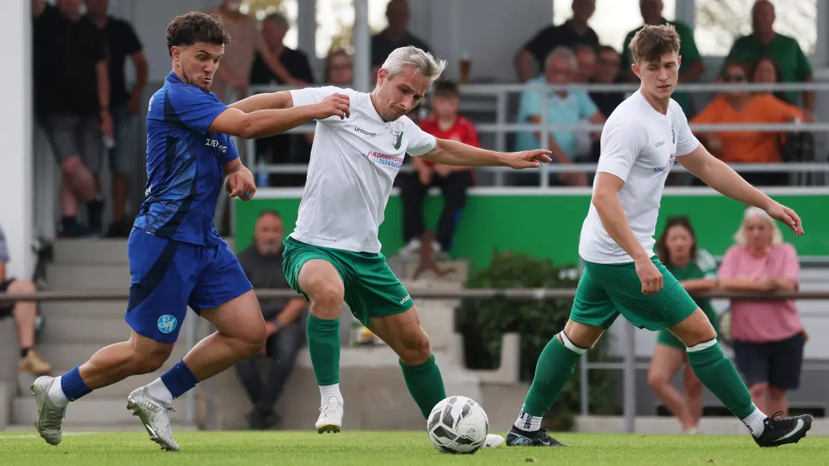Fußball TSV Heimerdingen vs. SPFR Schwäbsich Hall: BAU // 2026.07.25, Deutschland, Ditzingen, Fußball TSV Heimerdingen vs. SPFR Schwäbsich Hall, v.l. Leorant Marmullaku (Schwäbisch Hall), Gabriel Fota (Heimerdingen), Rudolf Busmann (Heimerdingen)