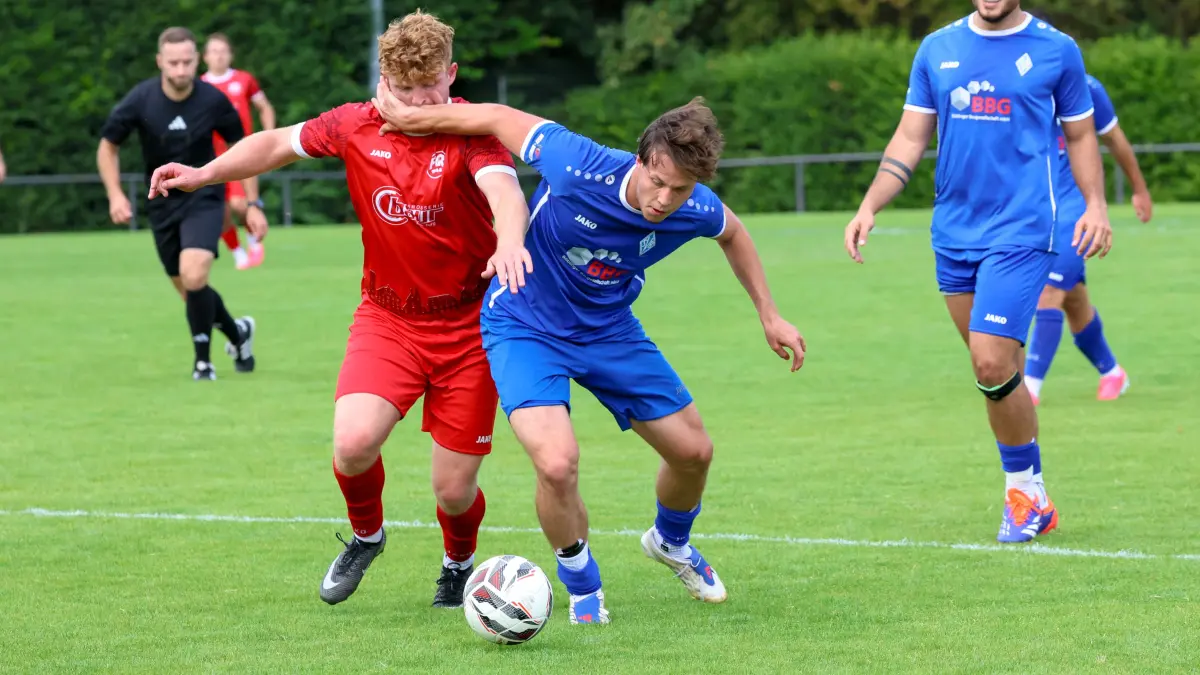 Noah Stöckle (re.) und die SV Böblingen zeigen bei der 1:3-Niederlage gegen den FC Rottenburg eine ordentliche Leistung.
