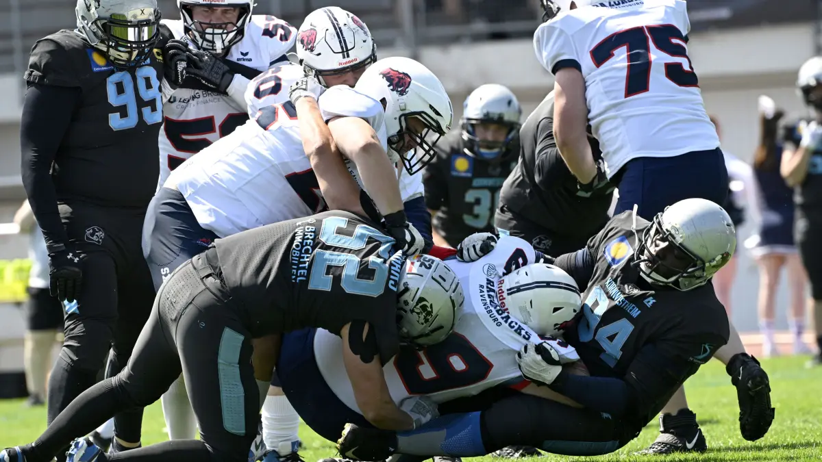 Patrick Kalyciok (links) und Daniel Kadji stoppen die Razorbacks.