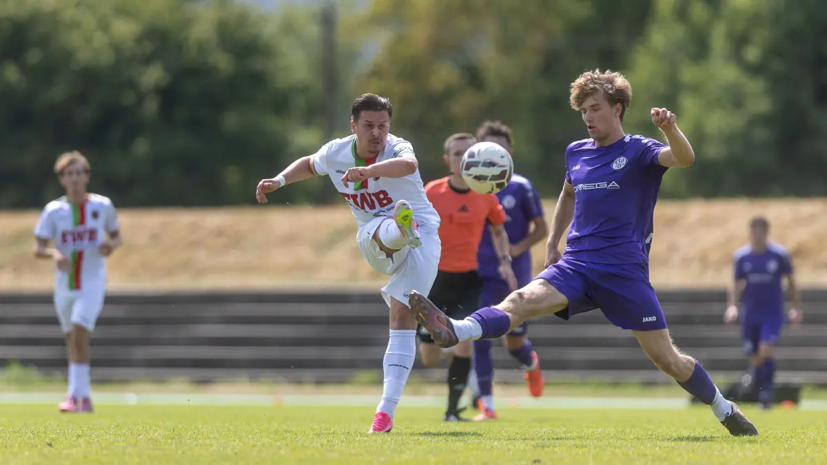 Laurenziu Biemel (links) erzielt das frühe 1:0 für den FCE. Bernhausens Matti Theobaldt versucht erfolglos, es zu verhindern.