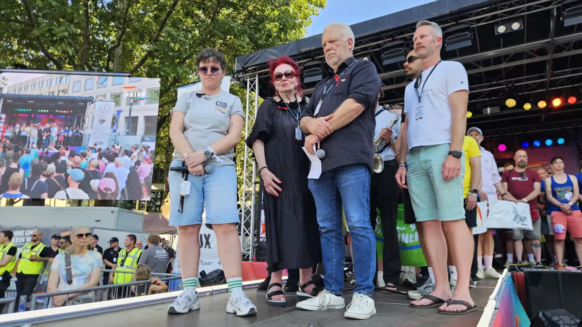 Kundgebung auf dem Marktplatz in Stuttgart - zu Anschlag beim CSD in Berlin