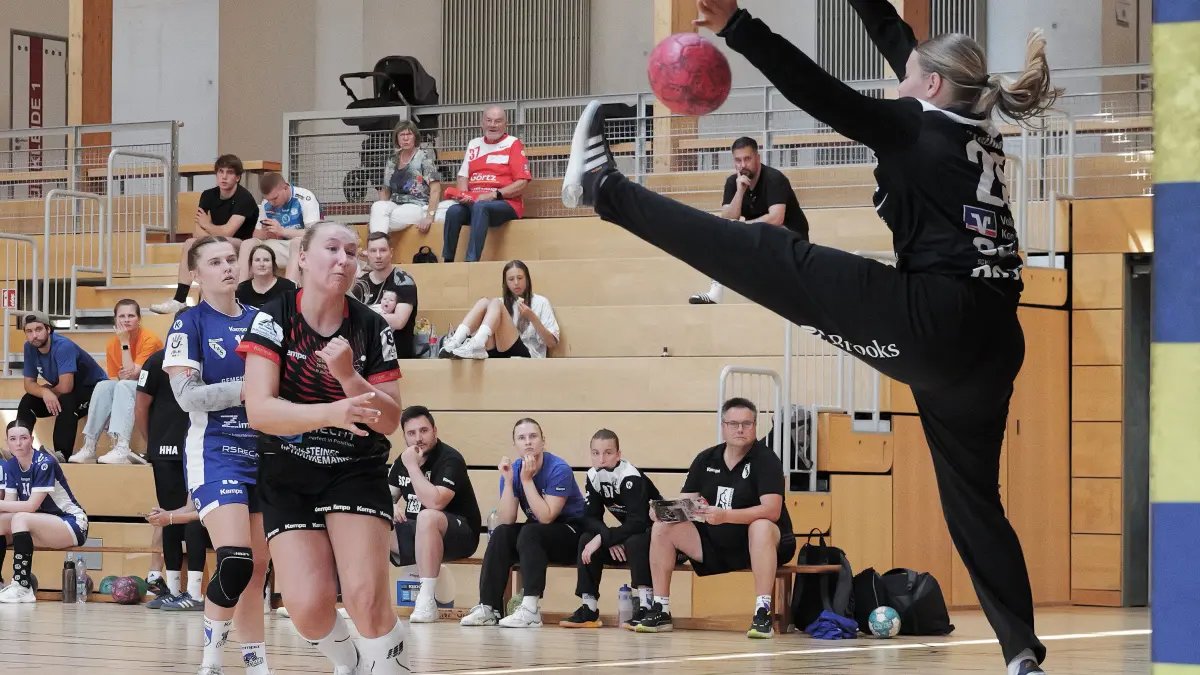 Handball, Frauen, Damen, 48. Erna Feinauer Turnier der HSG Leinfelden-Echterdingen: Handball, Frauen, Damen, Handballturnier, Frauenturnier, Turnier, 48. Erna-Feinauer-Turnier der HSG Leinfelden-Echterdingen, Finale
SG Schozach-Bottwartal (Turniersieger, schwarz) - Tus Steißlingen (blau)
Fotograf: Günter E. Bergmann - Photography
Aufnahmedatum: 26.07.2026
