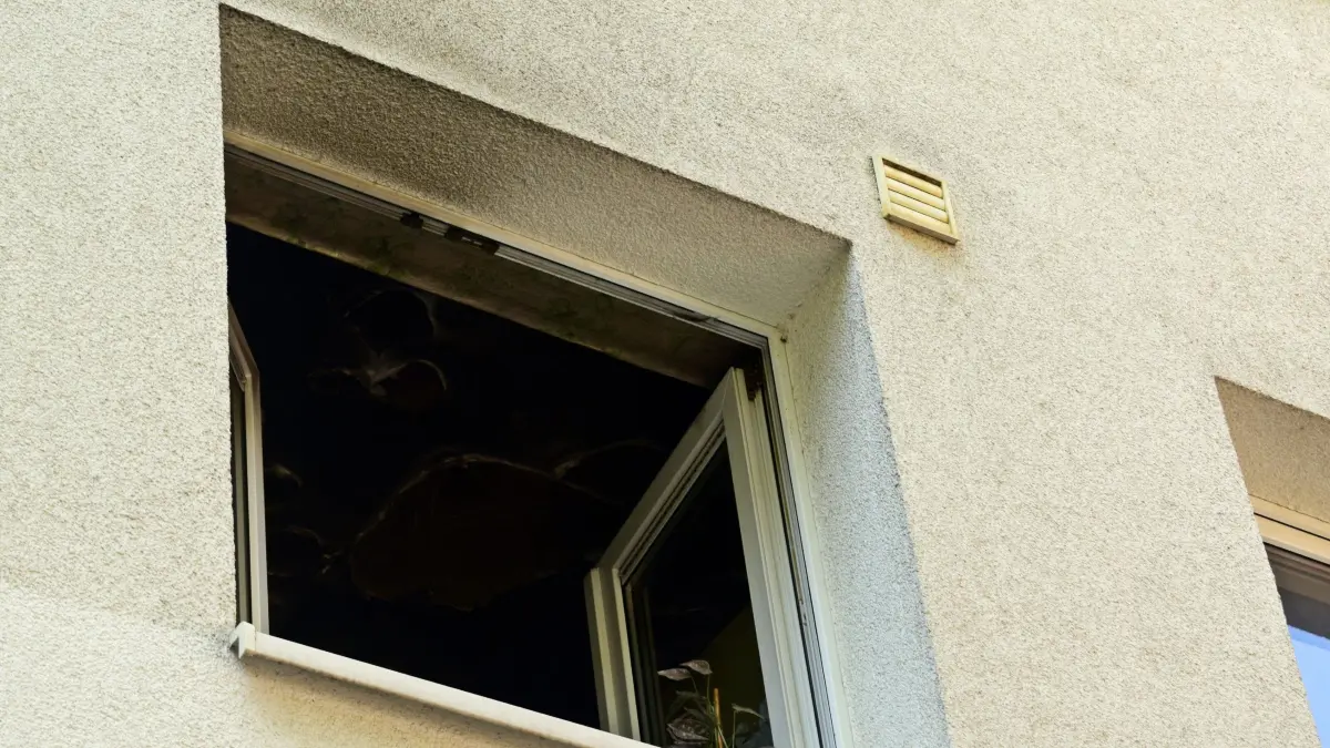 Stuttgart: Kuechenbrand fordert zwei verletzte: Der Feuerwehr Stuttgart wurde am Sonntagnachmittag gegen 14:20 Uhr ein Kuechenbrand in einem Mehrfamilienhaus in Stuttgart-Zuffenhausen gemeldet. Beim Eintreffen drang eine Starke Rauchentwicklung aus einem Fenster im 1 Obergeschoss, umgehend wurde die Menschenrettung und die Brandbekaempfung eineleitet. Die Feuerwehr hatte den Kuechenbrand schnell geloescht. im Anschluss wurde das Mehrfamilienhaus noch Belaeuftet und die Einsatzstelle der Polizei uebergeben. Bei dem Brand wurden nach ersten Infos durch die Polizei drei Personen verletzt. Die Berfusfeuerwehr Stuttgart war mit einen Erweiterten Loeschzug im Einsatz. Der Rettungsdienst war ebenfalls mit Starken Kraeften im Einstaz. Zu Sachschaden konnte durch die Polizei noch nicht beziffert werden. Die Brandwohnung kann nach dem Brand nicht mehr Bewohnt werden.